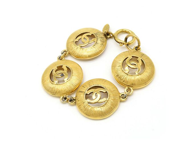Timeless Bracciale Rotondo Coco Mark di Chanel D'oro Metallico