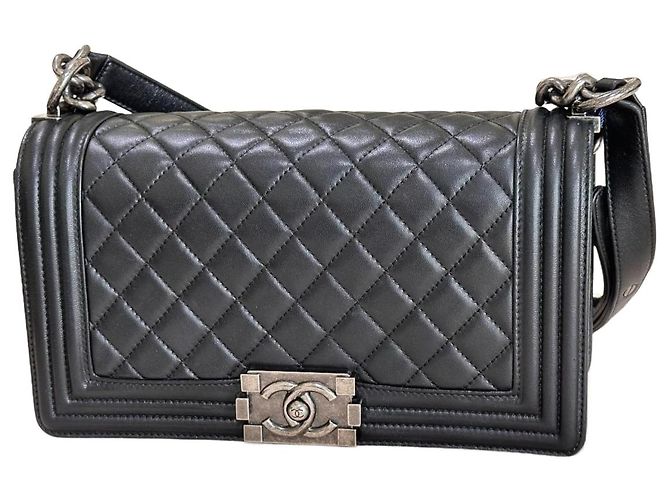 Bolso Boy de piel envejecida acolchada negra con cadena mediana de Chanel Negro