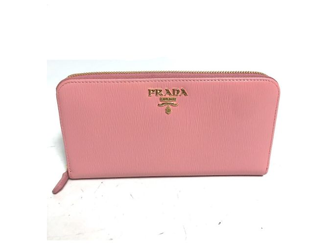 Cartera larga de metal Saffiano rosa Prada