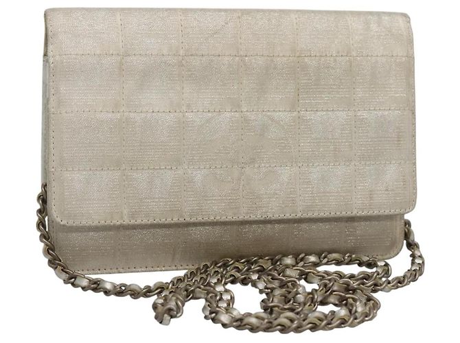 Wallet On Chain Carteira com corrente em nylon acolchoado da linha de viagem Chanel Prata