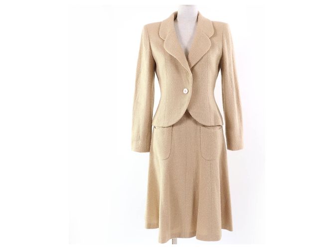 Conjunto de tweed de dos piezas COCO Mark de Chanel Beige