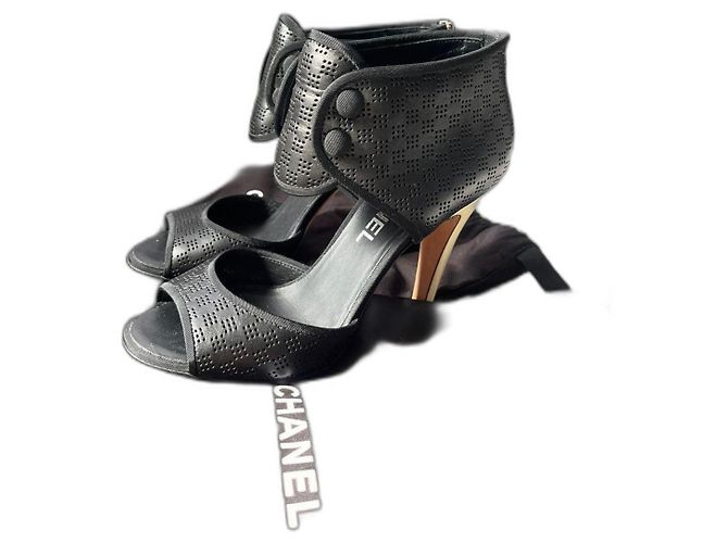 Saltos Chanel de pele preta e pele Preto