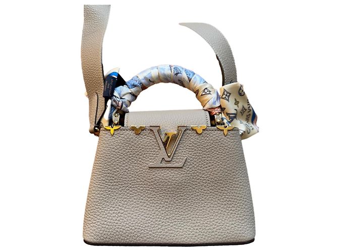Louis Vuitton Capucines Mini em couro Taurillon Cinza