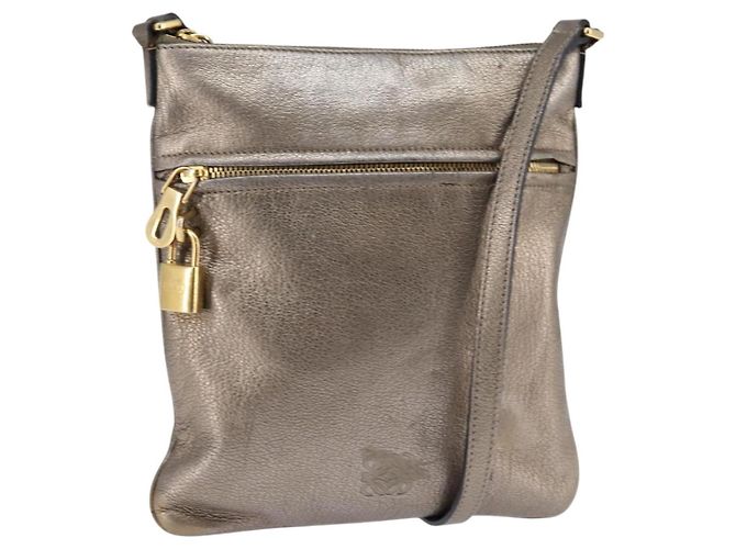 Bolsa de Ombro Anagrama LOEWE em Couro Dourado Auth bs29427