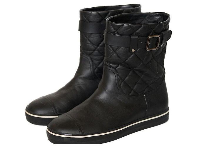Botas de tornozelo planas Chanel em couro acolchoado preto branco