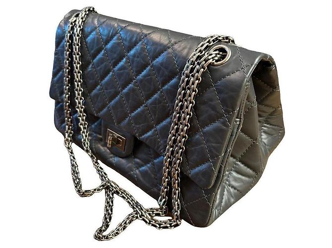 Bolsa Chanel 2.55 em couro cinza