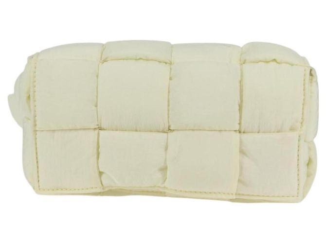 Cassette Bolsa transversal em nylon Intrecciato acolchoada Bottega Veneta Branco
