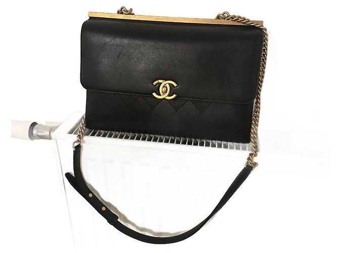 Bolsa Chanel de couro liso preto com fecho CC dourado