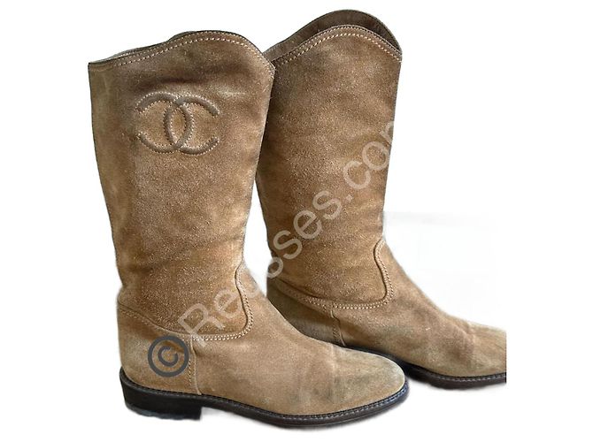 Bottes Chanel en daim camel — logo CC — pointure 38 (7½ US) — semelles parfaites