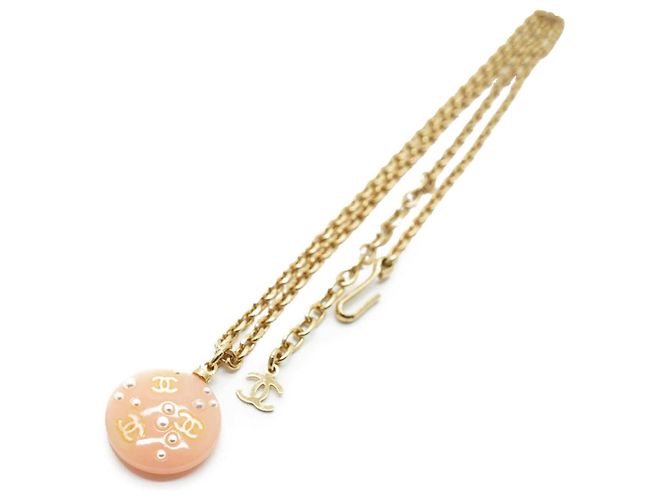 Chanel Colar de corrente com pingente redondo de pérolas e logo CC Dourado