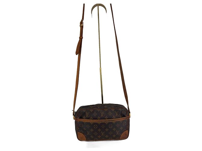 Bolsa de ombro Louis Vuitton em couro marrom 270