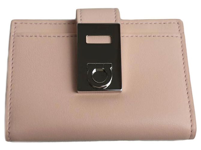 Tarjetero Gancini Hug de Salvatore Ferragamo Rosa