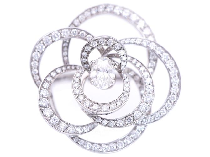 Anel Oval Camélia CHANEL em Ouro Branco
