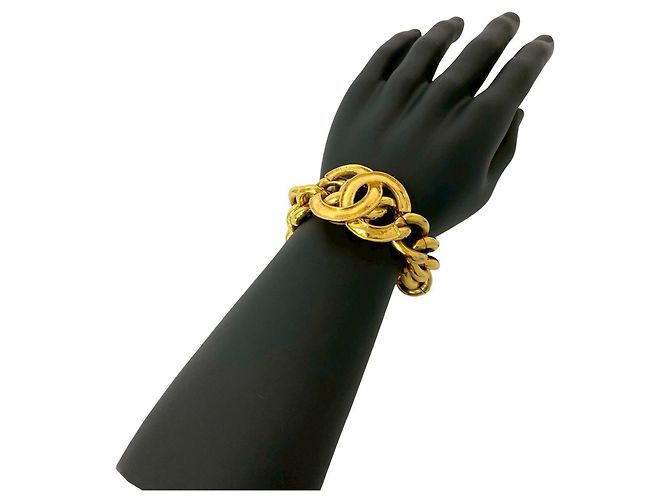 Pulseira de charme dourado com motivo Coco Mark da Chanel