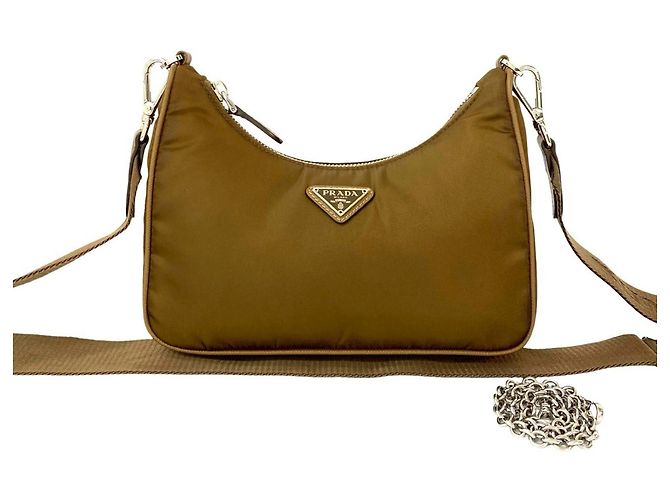 Bolso de nylon Saffiano con hardware de logo triangular Prada Castaño