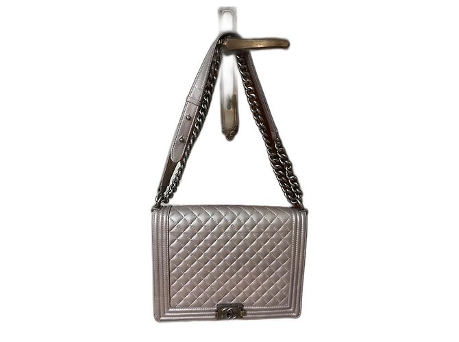 Bolsa de mão Chanel em couro prateado Prata