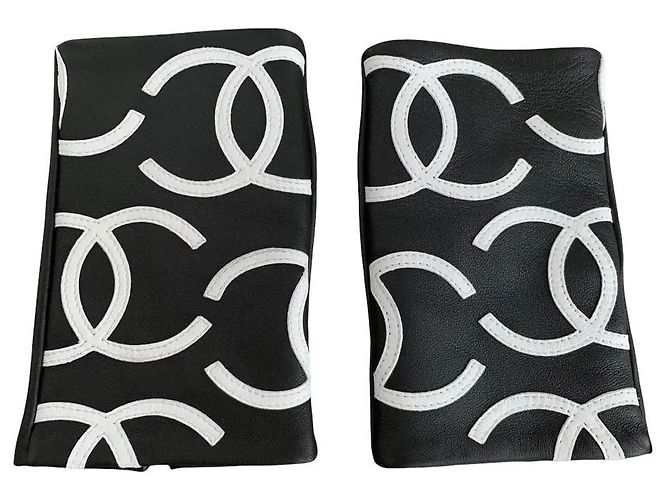 Luvas sem dedos em couro preto e branco com logo CC completo Chanel 22S 7.5