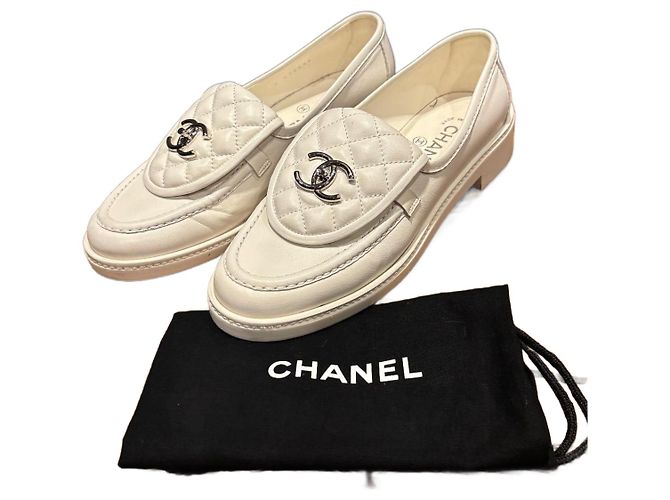 Mocassins Chanel Turnlock CC 38,5 Blanc