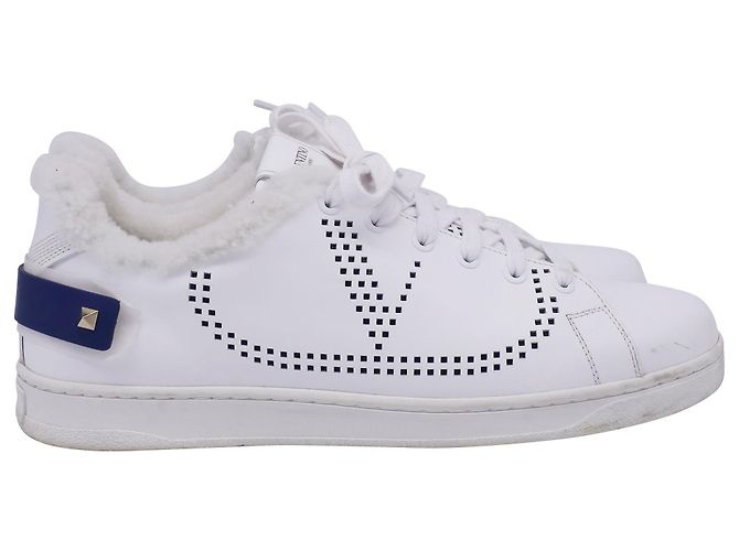 Sneakers perforate foderate in shear Valentino Garavani Backnet in pelle bianca Bianco Crudo