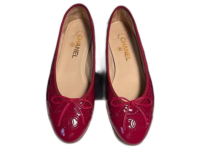 Chanel Zapatos Planos de Charol Rojo