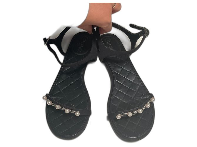 Sandali Chanel in tessuto nero