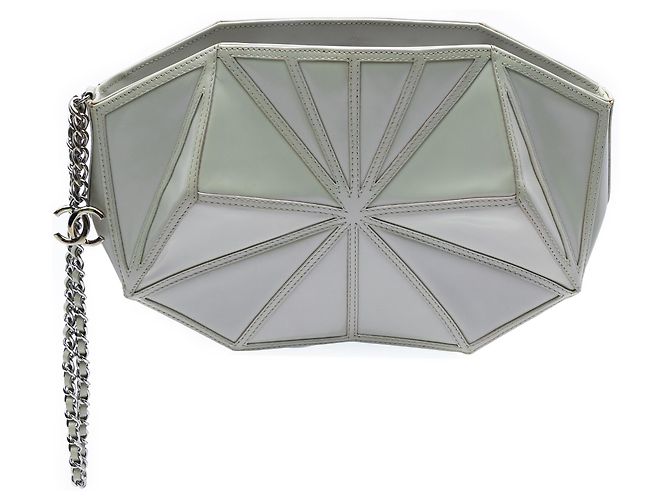 Clutch de muñeca Chanel de cordero perlado blanco Midnight Swim Crudo