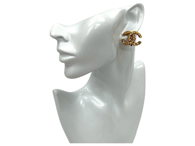 Orecchini vintage Chanel con motivo Coco Mark D'oro