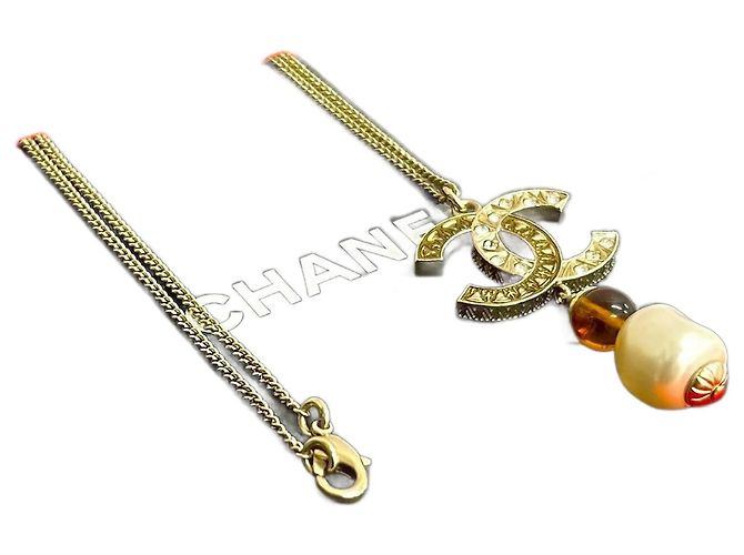 Colar de Pérola Falsa Coco Mark da Chanel Dourado Metálico