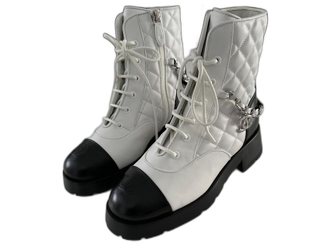 Botas de cano curto Chanel de couro brancas com cadarço Branco