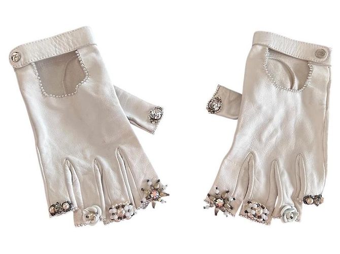 Luvas Chanel brancas sem dedos de camurça de cordeiro com pérolas e cristais Branco