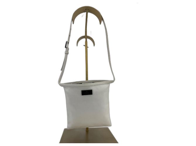 Bolsa de beleza em couro branco Gucci.