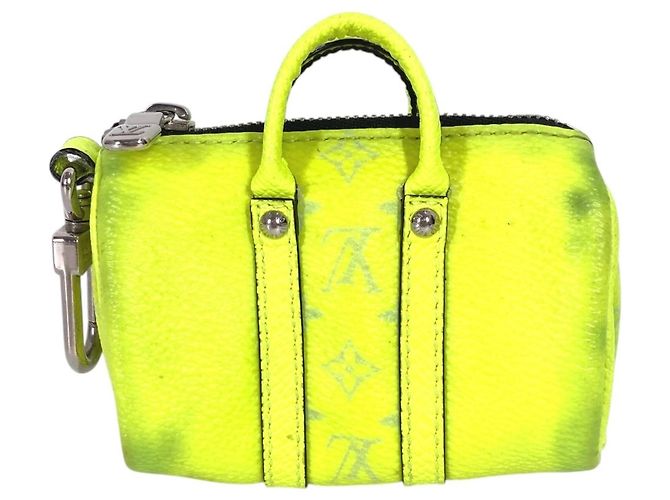 Charm de bolso Mini Keepall Taiga Rama de Louis Vuitton