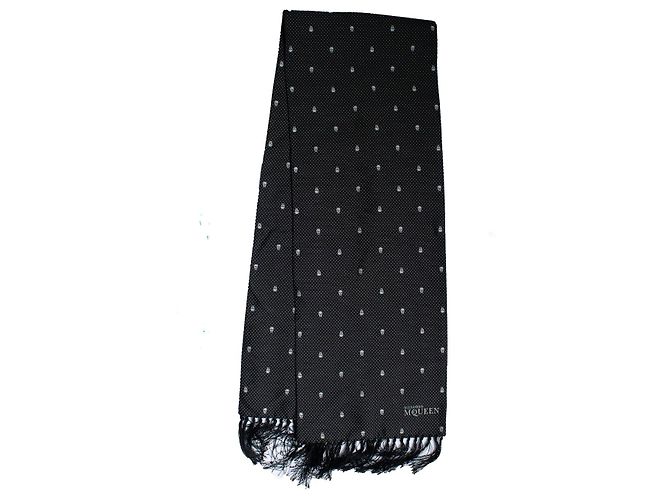 Bufanda de esmoquin con calavera de puntos Alexander McQueen Negro