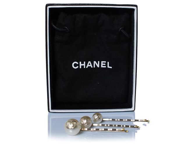 Chanel, Set aus 3 CC-Haarspangen mit Kunstperlen Weiß Golden