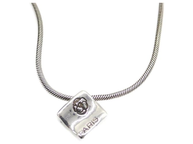 Collar Péndulo Camelia de Chanel