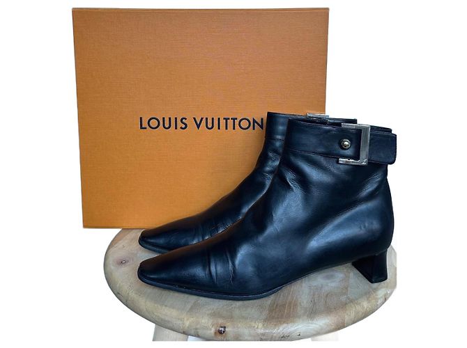 Botines Louis Vuitton de cuero negro con hebilla LV
