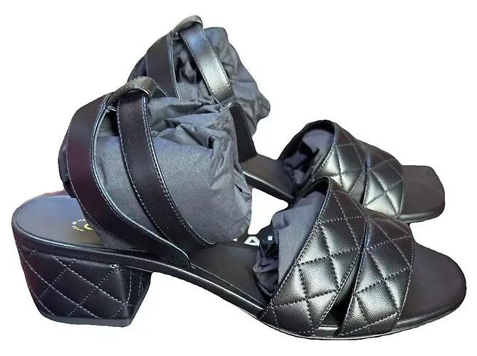 Chanel Sandalen aus Leder mit Karomuster Schwarz