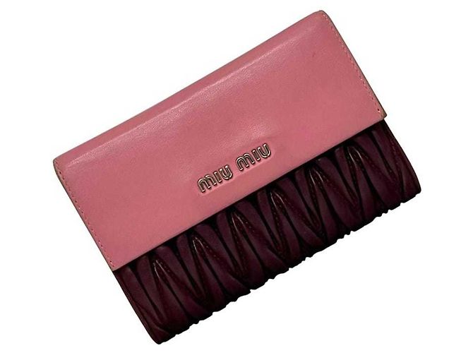 Cartera Miu Miu de tres pliegues en Burdeos y Rosa