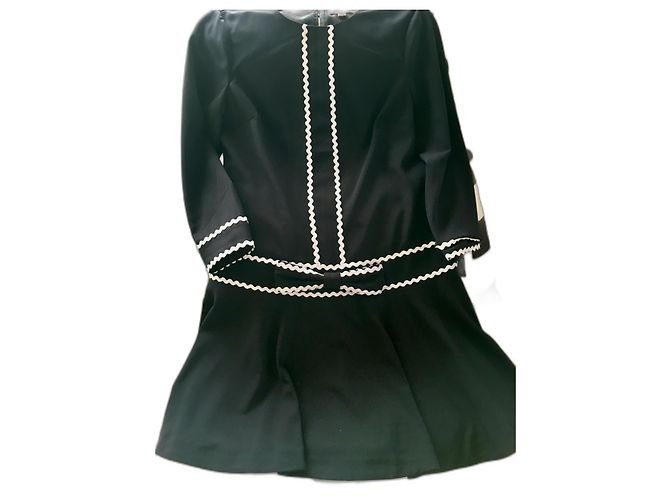 Vestido preto Ted Baker com debrum branco e laço