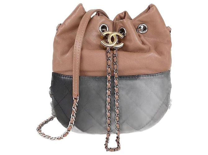 Borsa a secchiello Gabrielle piccola in pelle beige/nera di Chanel Nero