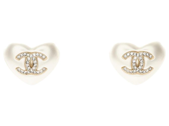 Brincos em forma de coração com pérolas falsas e strass dourados Chanel White CC Branco