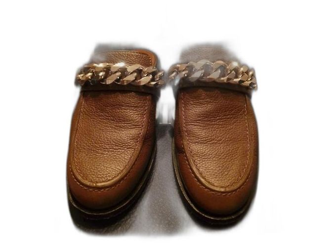 Mules Givenchy de couro marrom com corrente prateada