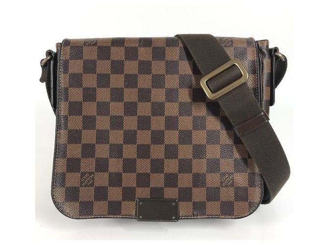 Bolsa de ombro Louis Vuitton Damier District PM com aba Marrom Damier ebene