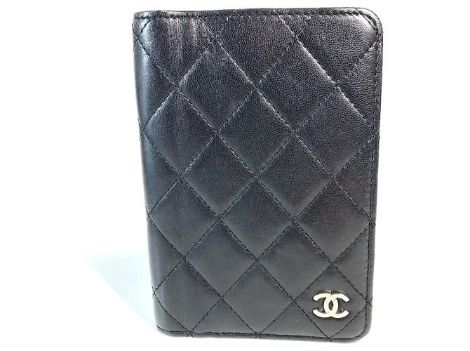 Capa de passaporte acolchoada com logo CC da Chanel Preto