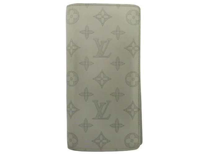 Cartera Bifold Larga Brazza Monogram Shadow de Louis Vuitton Castaño