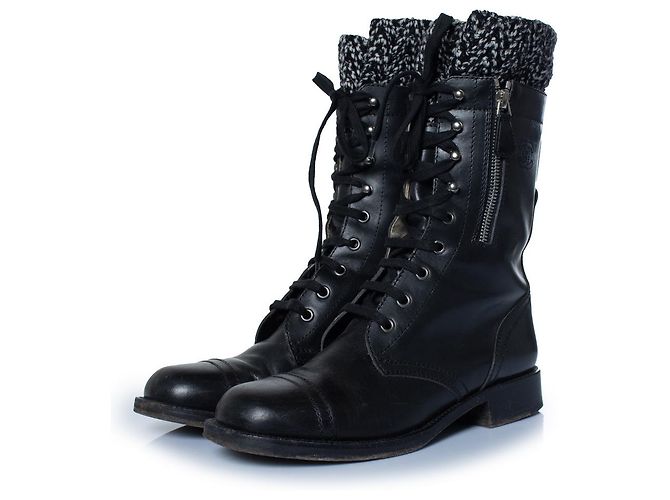 Chanel, Botas de combate de tweed negro de cuero con logo CC