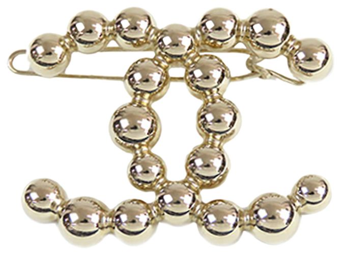 Grampo de cabelo dourado CC com pérolas da Chanel