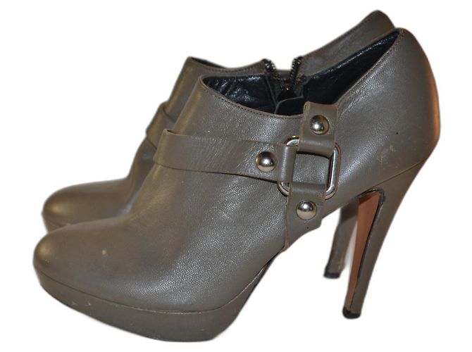 Botas de cano curto Balmain em couro caqui 38 IT