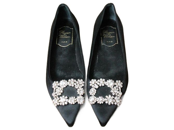 Sapatilhas Roger Vivier modelo Efflorescence em cetim e couro preto
