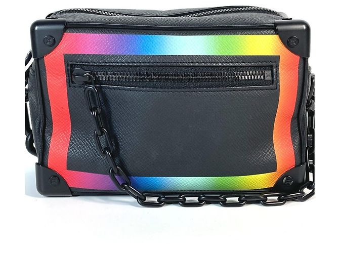 Bolsa de Ombro Mini Soft Trunk Taiga Rainbow da Louis Vuitton Preto Multicor